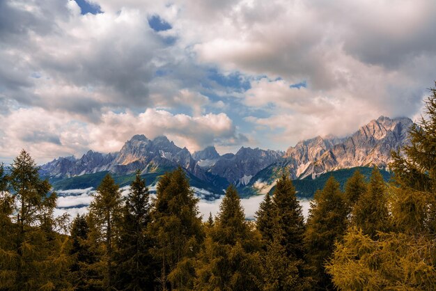 Foto landschaftliche aussicht auf schneebedeckte berge gegen den himmel