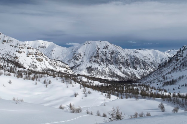 Foto landschaftliche aussicht auf schneebedeckte berge gegen den himmel