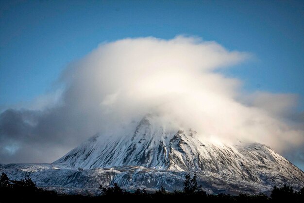 Foto landschaftliche aussicht auf schneebedeckte berge gegen den himmel