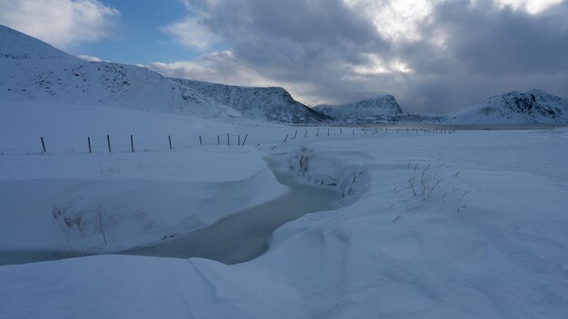 Foto landschaftliche aussicht auf schneebedeckte berge gegen den himmel