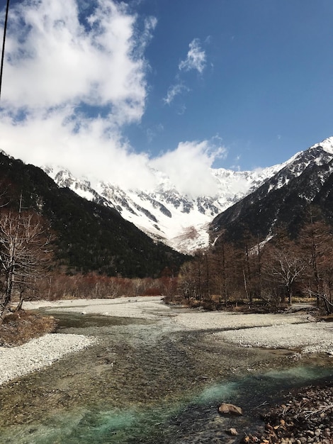 Landschaftliche Aussicht auf schneebedeckte Berge gegen den Himmel