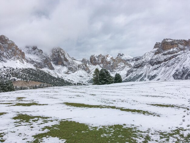 Foto landschaftliche aussicht auf schneebedeckte berge gegen den himmel