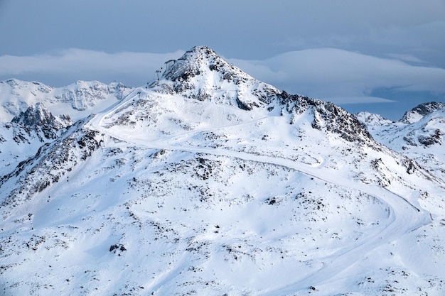 Foto landschaftliche aussicht auf schneebedeckte berge gegen den himmel