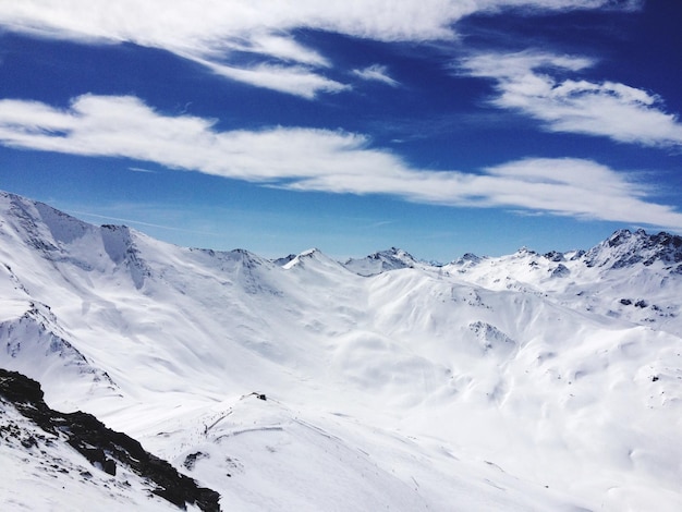 Landschaftliche Aussicht auf schneebedeckte Berge gegen den Himmel