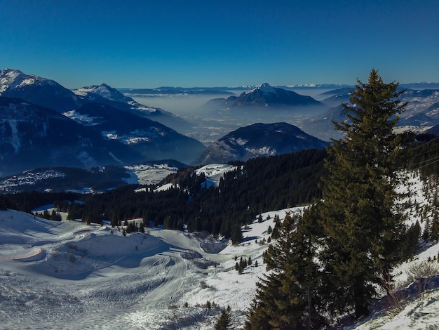 Landschaftliche Aussicht auf schneebedeckte Berge gegen den Himmel