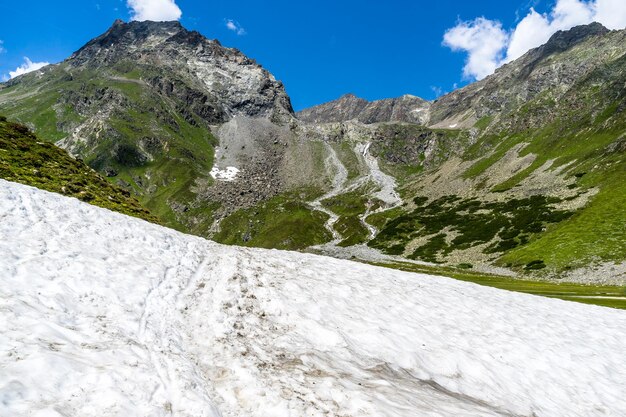 Foto landschaftliche aussicht auf schneebedeckte berge gegen den himmel