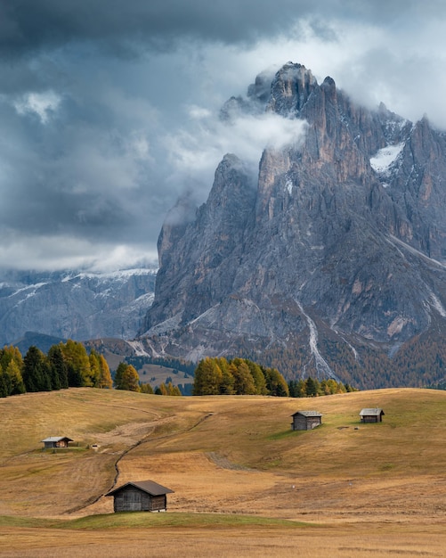 Landschaftliche Aussicht auf schneebedeckte Berge gegen den Himmel
