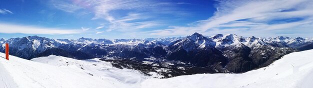 Landschaftliche Aussicht auf schneebedeckte Berge gegen den Himmel