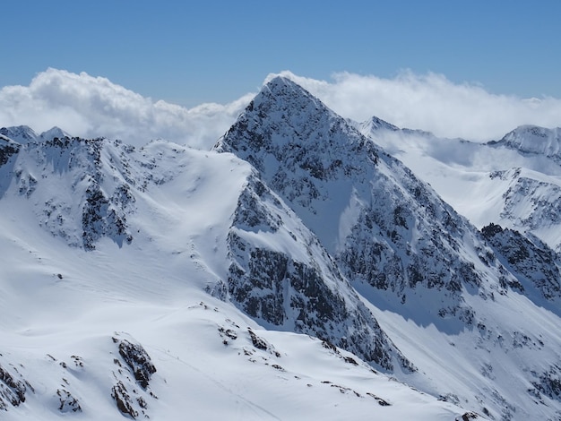 Landschaftliche Aussicht auf schneebedeckte Berge gegen den Himmel