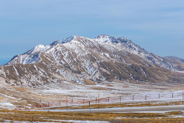 Foto landschaftliche aussicht auf schneebedeckte berge gegen den himmel