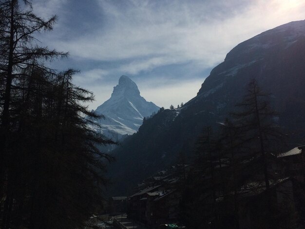 Foto landschaftliche aussicht auf schneebedeckte berge gegen den himmel