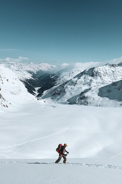 Foto landschaftliche aussicht auf schneebedeckte berge gegen den himmel