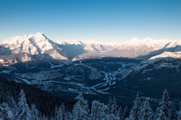 Landschaftliche Aussicht auf schneebedeckte Berge gegen den Himmel