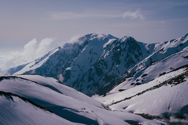 Landschaftliche Aussicht auf schneebedeckte Berge gegen den Himmel