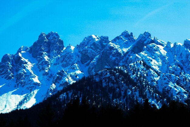 Landschaftliche Aussicht auf schneebedeckte Berge gegen den Himmel