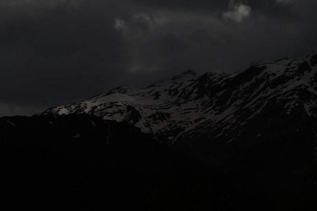 Foto landschaftliche aussicht auf schneebedeckte berge gegen den himmel