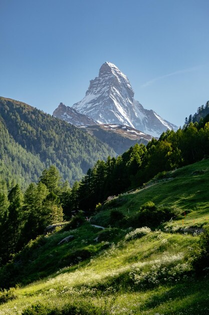 Foto landschaftliche aussicht auf schneebedeckte berge gegen den himmel