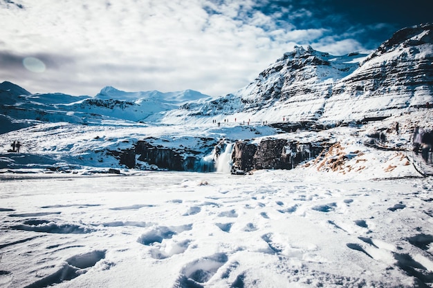 Landschaftliche Aussicht auf schneebedeckte Berge gegen den Himmel