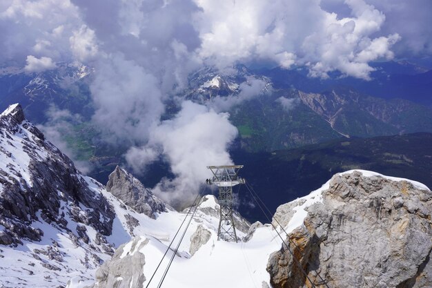 Landschaftliche Aussicht auf schneebedeckte Berge gegen den Himmel