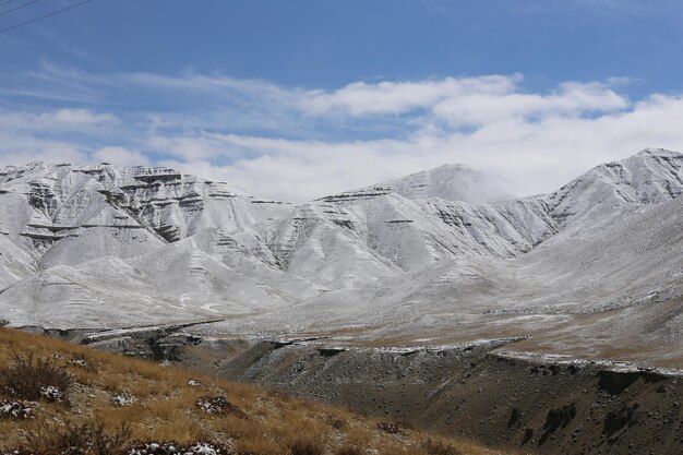 Landschaftliche Aussicht auf schneebedeckte Berge gegen den Himmel