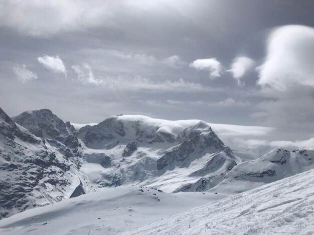 Landschaftliche Aussicht auf schneebedeckte Berge gegen den Himmel