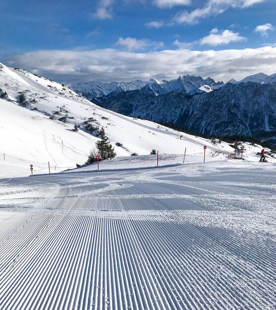 Foto landschaftliche aussicht auf schneebedeckte berge gegen den himmel