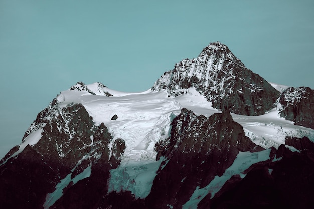 Foto landschaftliche aussicht auf schneebedeckte berge gegen den himmel