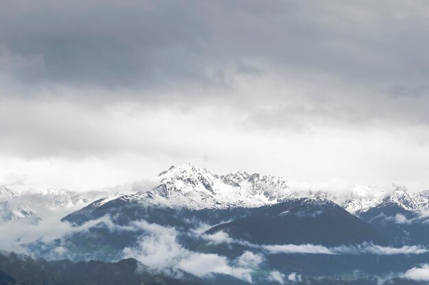 Foto landschaftliche aussicht auf schneebedeckte berge gegen den himmel