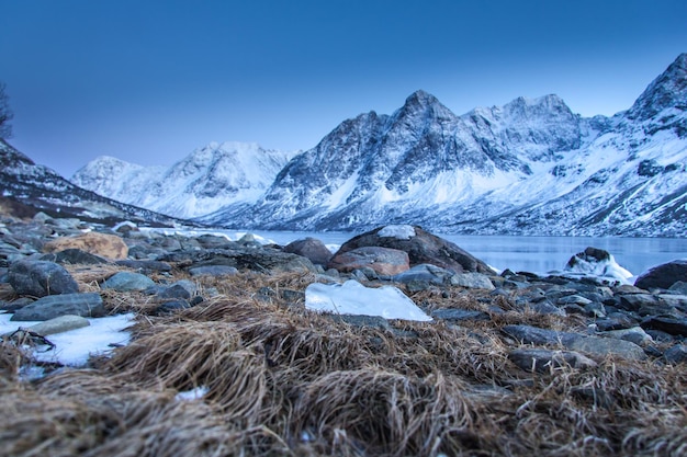 Landschaftliche Aussicht auf schneebedeckte Berge gegen den Himmel