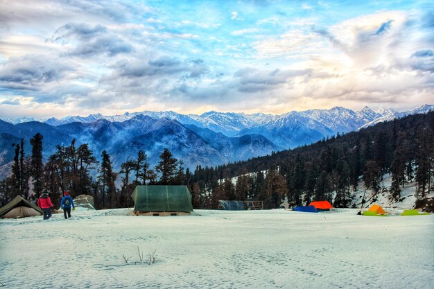 Foto landschaftliche aussicht auf schneebedeckte berge gegen den himmel