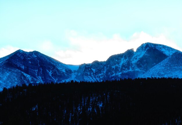 Foto landschaftliche aussicht auf schneebedeckte berge gegen den himmel