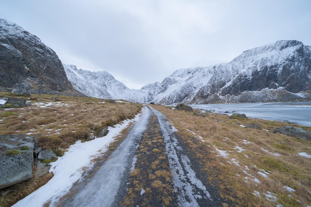 Landschaftliche Aussicht auf schneebedeckte Berge gegen den Himmel