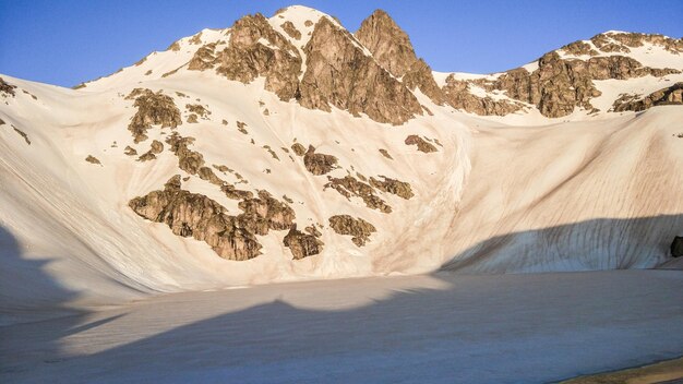 Foto landschaftliche aussicht auf schneebedeckte berge gegen den himmel