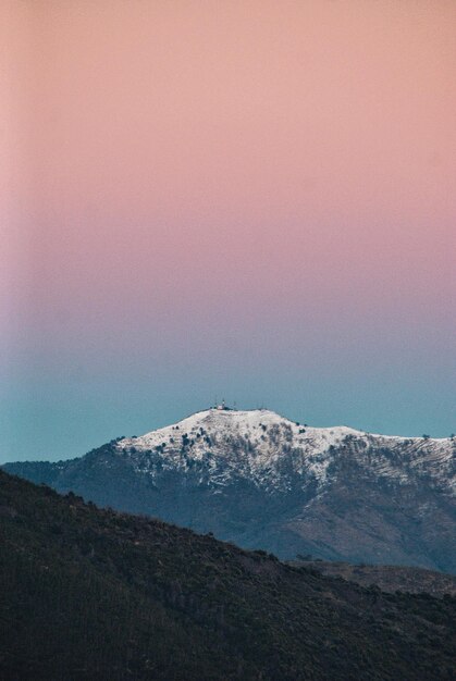 Landschaftliche Aussicht auf schneebedeckte Berge gegen den Himmel