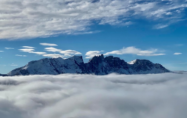 Landschaftliche Aussicht auf schneebedeckte Berge gegen den Himmel