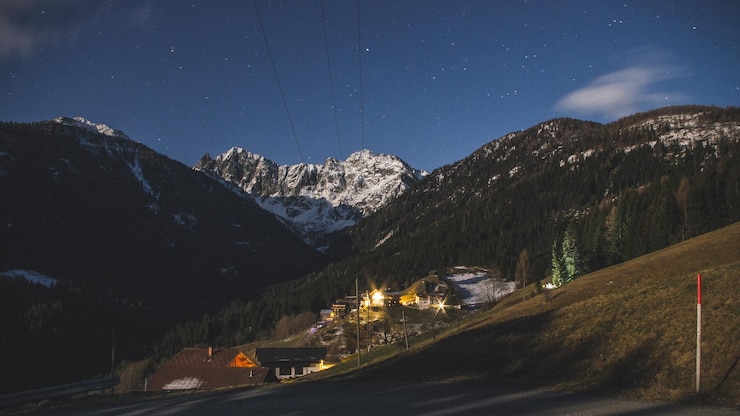 Foto landschaftliche aussicht auf schneebedeckte berge gegen den nachthimmel