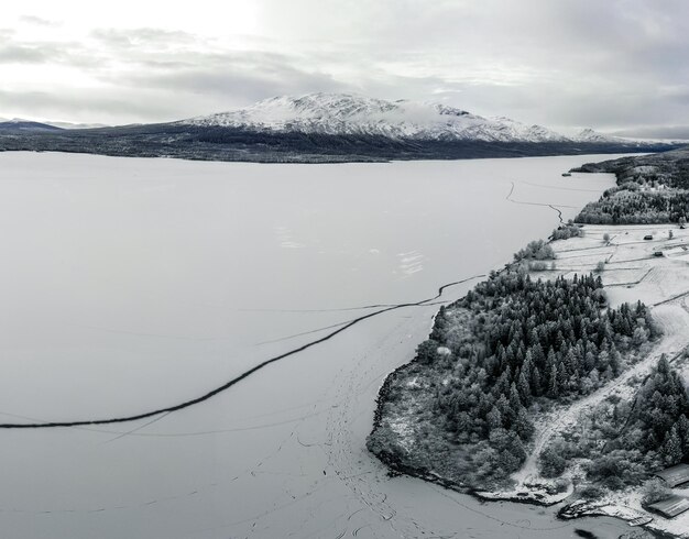 Landschaftliche Aussicht auf schneebedeckte Berge im Himmel