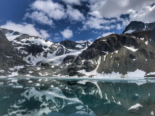 Foto landschaftliche aussicht auf schneebedeckte berge im himmel