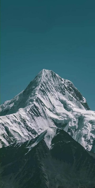 Landschaftliche Aussicht auf schneebedeckte Berge im Himmel