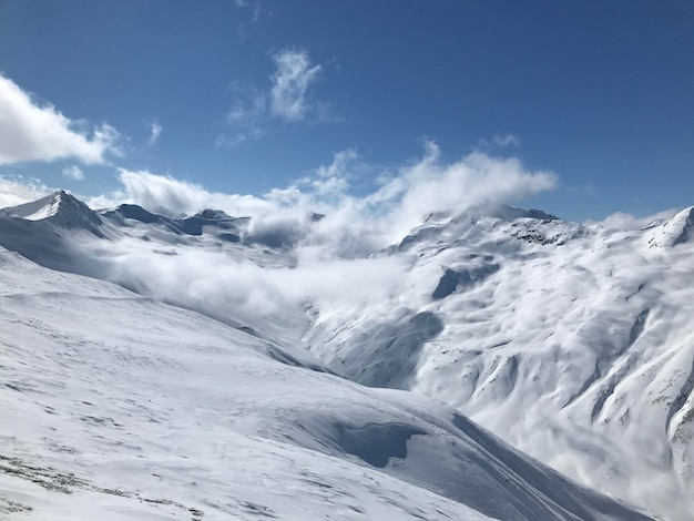 Landschaftliche Aussicht auf schneebedeckte Berge im Himmel