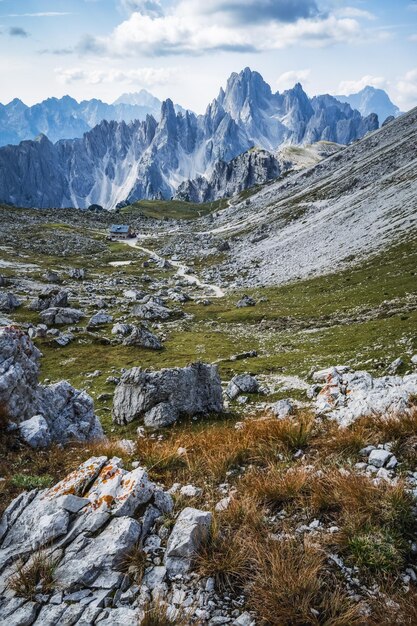 Landschaftliche Aussicht auf schneebedeckte Berge im Himmel