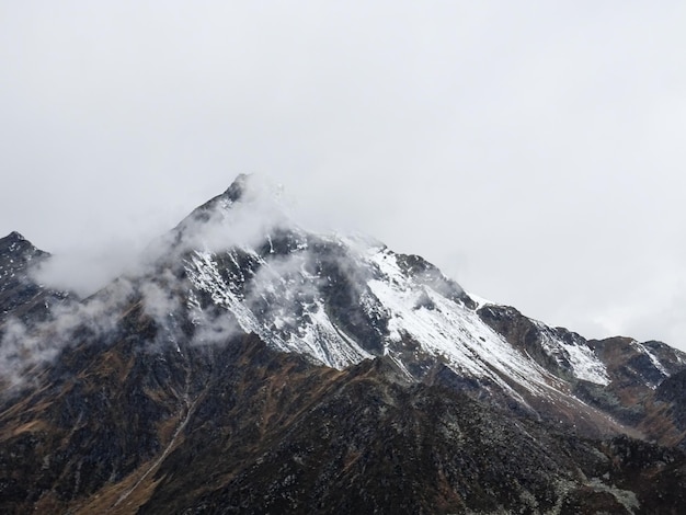 Landschaftliche Aussicht auf schneebedeckte Berge im Himmel