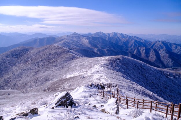 Foto landschaftliche aussicht auf schneebedeckte berge im himmel