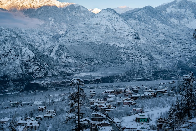 Foto landschaftliche aussicht auf schneebedeckte berge im winter