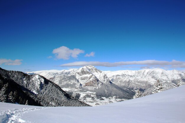 Foto landschaftliche aussicht auf schneebedeckte berge vor blauem himmel