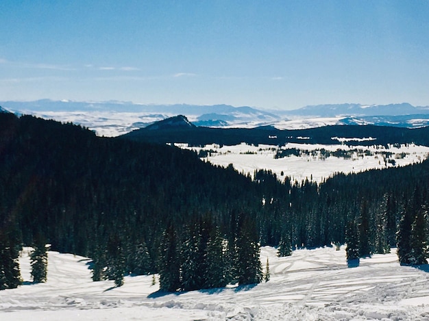 Foto landschaftliche aussicht auf schneebedeckte berge vor dem himmel