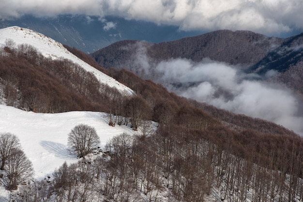 Landschaftliche Aussicht auf schneebedeckte Berge vor einem bewölkten Himmel