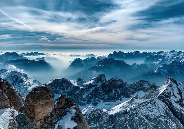 Landschaftliche Aussicht auf schneebedeckte Berge vor einem bewölkten Himmel