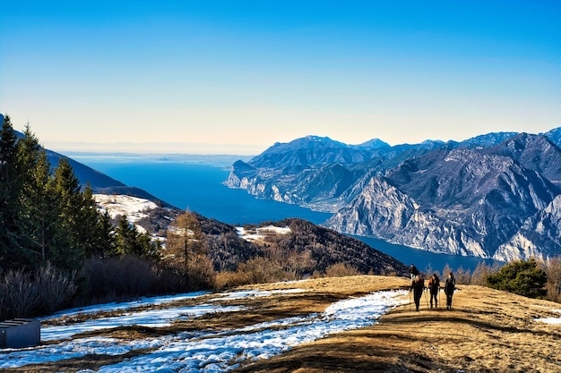 Landschaftliche Aussicht auf schneebedeckte Berge vor einem klaren blauen Himmel