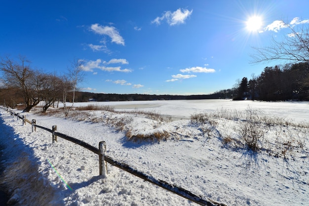 Landschaftliche Aussicht auf schneebedeckte Felder vor blauem Himmel